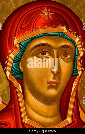 Gros plan d'une icône peinte dans le style byzantin ou orthodoxe représentant la Vierge Marie. Banque D'Images