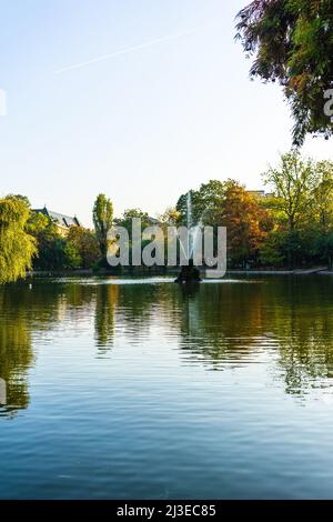 Paysage vert vif près du lac dans le jardin de Cismigiu (Gradina Cismigiu), un parc public dans le centre-ville de Bucarest Banque D'Images