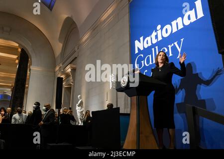 Washington, États-Unis. 07th avril 2022. Le vice-président américain Kamala Harris s'exprime lors du gala d'ouverture de l'exposition sur les histoires afro-atlantiques à la National Gallery of Art de Washington, DC, le 7 avril 2022. (Photo de Joshua Roberts/Sipa USA) crédit: SIPA USA/Alay Live News Banque D'Images