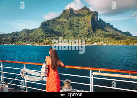 Bateau de croisière voyage vacances luxueuse femme touristique regardant l'île de Bora Bora vue depuis le pont de bateau à voile, Tahiti destination Polynésie française Banque D'Images