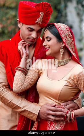 Theres rien de plus beau qu'un mariage traditionnel. Photo rognée d'un jeune couple hindou le jour de leur mariage. Banque D'Images