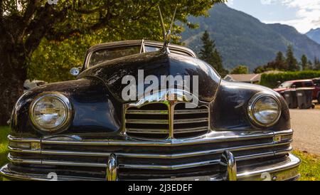 Voiture d'époque Packard gros plan par temps ensoleillé. Voiture Packard d'époque noire dans un jardin. Hope, C.-B., Canada-octobre 1,2021. Street View, Travel photo, sélectionnez Banque D'Images