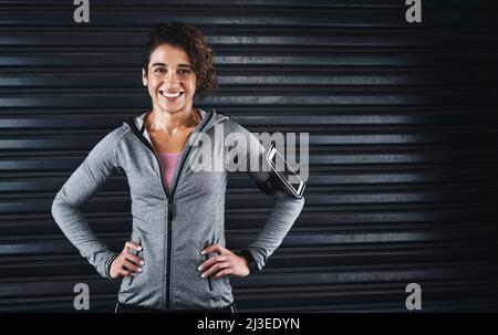 J'ai eu ma bête pour cet entraînement. Portrait court d'une jeune femme attrayante debout avec ses bras akimbo contre un fond noir avant elle Banque D'Images