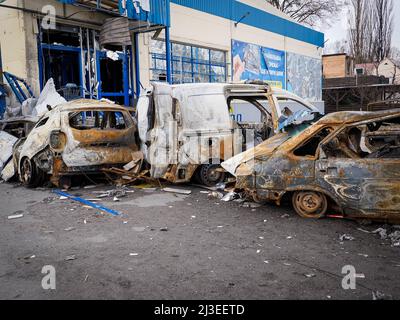 Borodyanka, Ukraine. 06th avril 2022. Voitures brûlées vues dans la rue de Borodyanka. Après le retrait de la troupe russe, la quantité de destruction est énorme et il y a encore des corps de personnes enterrés sous des débris. Après que les bâtiments se sont effondrés en raison des bombardements lourds, les soldats russes n'ont pas permis aux habitants d'aider ceux qui étaient sous les débris. (Photo de Jana Cavojska/SOPA Images/Sipa USA) crédit: SIPA USA/Alay Live News Banque D'Images