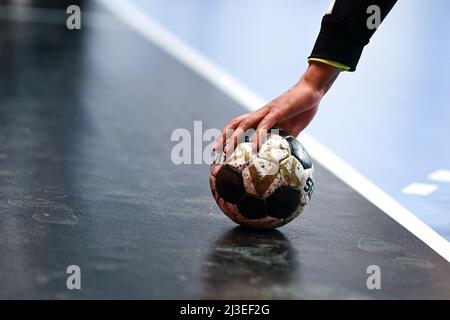 L'illustration montre une balle sur le terrain lors de la Ligue des champions de l'EHF, un match de handball Play-offs entre Paris Saint-Germain (PSG) et Elverum le 7 avril 2022 au stade Pierre de Coubertin à Paris, en France. Photo de Victor Joly/ABACAPRESS.COM Banque D'Images