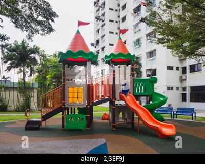 Une aire de jeux pour enfants dans un quartier résidentiel. Aire de jeux conçue comme un château pour les enfants. Banque D'Images