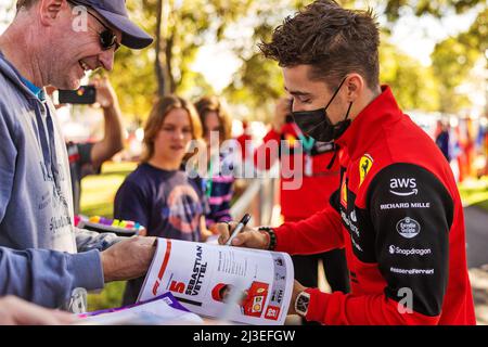 Charles Leclerc (mon) Ferrari avec fans. 08.04.2022. Championnat du monde Formula 1, Rd 3, Grand Prix d'Australie, Albert Park, Melbourne, Australie, jour de la pratique. Le crédit photo doit être lu : images XPB/Press Association. Banque D'Images