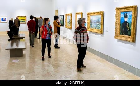 Visiteurs regardant des peintures impressionnistes dans la salle d'art française du 20th siècle du Musée national Thyssen-Bornemisza Banque D'Images