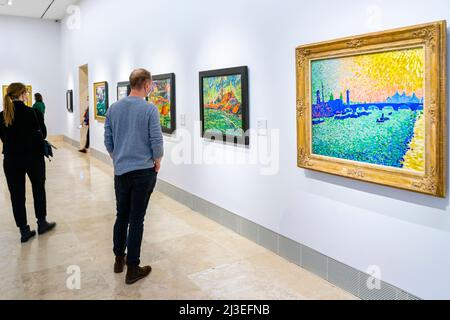 Visiteurs regardant des peintures impressionnistes dans la salle d'art française du 20th siècle du Musée national Thyssen-Bornemisza Banque D'Images