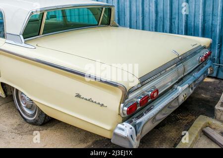 La Nouvelle-Orléans, LA, États-Unis - 5 AVRIL 2022 : arrière de 1964 Mercury Monterey Banque D'Images