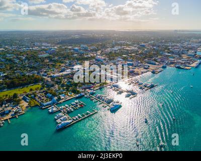Vue aérienne du centre-ville de Nassau et port de croisière de Nassau dans le port de Nassau sur New Providence Island, Bahamas. Banque D'Images