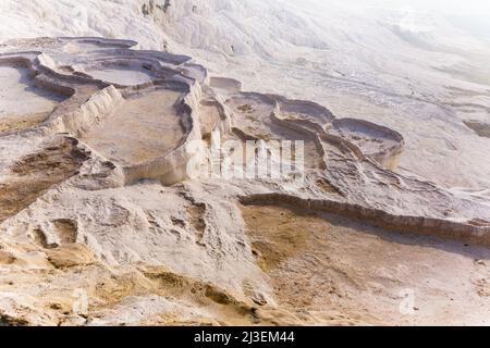 Le carbonate traverse les piscines naturelles pendant. Turquie Banque D'Images