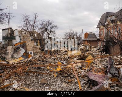 Hostomel, Ukraine. 06th avril 2022. Vue sur un bâtiment endommagé. Après le retrait des troupes russes qui ont occupé la ville et terrorisé la population locale pendant plusieurs semaines, les citoyens essaient de commencer une nouvelle vie. Crédit : SOPA Images Limited/Alamy Live News Banque D'Images