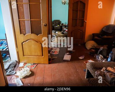 Hostomel, Ukraine. 06th avril 2022. Un appartement détruit et pillé par les soldats russes. Après le retrait des troupes russes qui ont occupé la ville et terrorisé la population locale pendant plusieurs semaines, les citoyens essaient de commencer une nouvelle vie. Crédit : SOPA Images Limited/Alamy Live News Banque D'Images