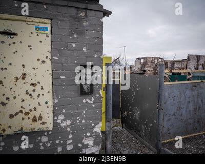 Hostomel, Ukraine. 06th avril 2022. Vue sur un bâtiment endommagé. Après le retrait des troupes russes qui ont occupé la ville et terrorisé la population locale pendant plusieurs semaines, les citoyens essaient de commencer une nouvelle vie. Crédit : SOPA Images Limited/Alamy Live News Banque D'Images