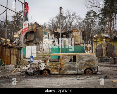 Hostomel, Ukraine. 06th avril 2022. Vue sur un bâtiment endommagé. Après le retrait des troupes russes qui ont occupé la ville et terrorisé la population locale pendant plusieurs semaines, les citoyens essaient de commencer une nouvelle vie. Crédit : SOPA Images Limited/Alamy Live News Banque D'Images