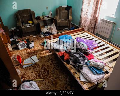 Hostomel, Ukraine. 06th avril 2022. Un appartement détruit et pillé par les soldats russes. Après le retrait des troupes russes qui ont occupé la ville et terrorisé la population locale pendant plusieurs semaines, les citoyens essaient de commencer une nouvelle vie. Crédit : SOPA Images Limited/Alamy Live News Banque D'Images