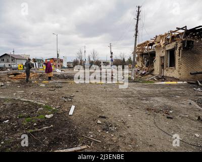 Hostomel, Ukraine. 06th avril 2022. Vue sur un bâtiment endommagé. Après le retrait des troupes russes qui ont occupé la ville et terrorisé la population locale pendant plusieurs semaines, les citoyens essaient de commencer une nouvelle vie. Crédit : SOPA Images Limited/Alamy Live News Banque D'Images