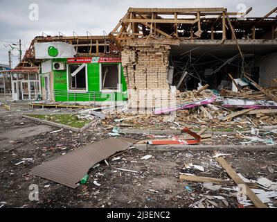 Hostomel, Ukraine. 06th avril 2022. Vue sur un bâtiment endommagé. Après le retrait des troupes russes qui ont occupé la ville et terrorisé la population locale pendant plusieurs semaines, les citoyens essaient de commencer une nouvelle vie. Crédit : SOPA Images Limited/Alamy Live News Banque D'Images