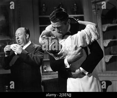 ALFRED HITCHCOCK sur le set éternuement franc tout en filmant une scène romantique avec ANN TODD et GREGORY PECK pendant la production de L'affaire PARADINE 1947 réalisateur ALFRED HITCHCOCK roman Robert Hichens adaptation Alma Reville scénario David O. Selznick musique Franz Waxman costume design Travis Banton Vanguard films / Selznick International Pictures Banque D'Images