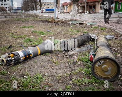 Hostomel, Ukraine. 06th avril 2022. Restes de munitions vus dans la rue de Hostomel. Après le retrait des troupes russes qui ont occupé la ville et terrorisé la population locale pendant plusieurs semaines, les citoyens essaient de commencer une nouvelle vie. (Photo de Jana Cavojska/SOPA Images/Sipa USA) crédit: SIPA USA/Alay Live News Banque D'Images