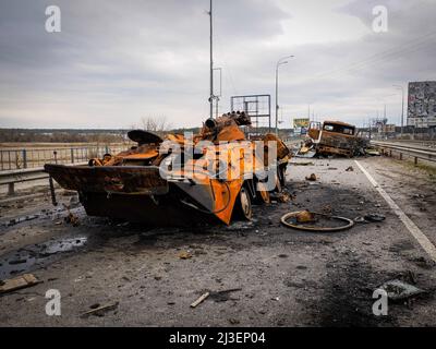 Hostomel, Ukraine. 06th avril 2022. Char russe abandonné et brûlé à Hostomel. Après le retrait des troupes russes qui ont occupé la ville et terrorisé la population locale pendant plusieurs semaines, les citoyens essaient de commencer une nouvelle vie. (Photo de Jana Cavojska/SOPA Images/Sipa USA) crédit: SIPA USA/Alay Live News Banque D'Images