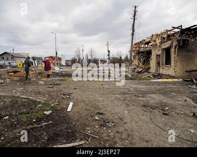 Hostomel, Ukraine. 06th avril 2022. Vue sur un bâtiment endommagé. Après le retrait des troupes russes qui ont occupé la ville et terrorisé la population locale pendant plusieurs semaines, les citoyens essaient de commencer une nouvelle vie. (Photo de Jana Cavojska/SOPA Images/Sipa USA) crédit: SIPA USA/Alay Live News Banque D'Images