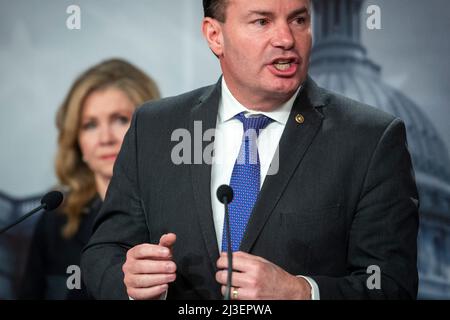 Washington, États-Unis. 07th avril 2022. Le sénateur américain Mike Lee (républicain de l'Utah) fait des remarques sur son opposition à la confirmation en attendant que le juge Ketanji Brown Jackson soit juge associé de la Cour suprême des États-Unis, avant le vote du Sénat au Capitole des États-Unis à Washington, DC, États-Unis, jeudi, Avril 7, 2022. Photo de Rod Lamkey/CNP/ABACAPRESS.COM crédit: Abaca Press/Alay Live News Banque D'Images