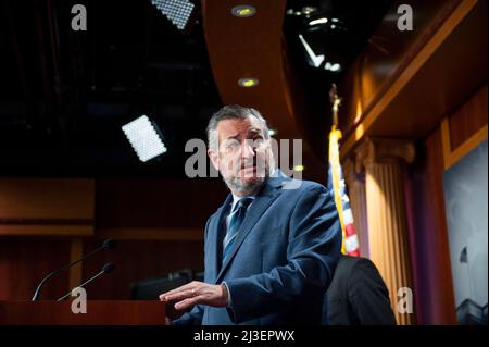 Washington, États-Unis. 07th avril 2022. Le sénateur des États-Unis Ted Cruz (républicain du Texas) fait des remarques sur son opposition à la confirmation en suspens du juge Ketanji Brown Jackson d'être juge associé de la Cour suprême des États-Unis, avant le vote du Sénat au Capitole des États-Unis à Washington, DC, États-Unis, jeudi, Avril 7, 2022. Photo de Rod Lamkey/CNP/ABACAPRESS.COM crédit: Abaca Press/Alay Live News Banque D'Images