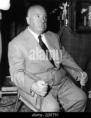 ALFRED HITCHCOCK sur l'ensemble Candid dirigeant L'HOMME QUI CONNAISSAIT TROP 1956 réalisateur ALFRED HITCHCOCK histoire Charles Bennett et D.B. Wyndham-Lewis scénario John Michael Hayes costume design Edith Head Music Bernard Herrmann Filwite Productions / Paramount Pictures Banque D'Images