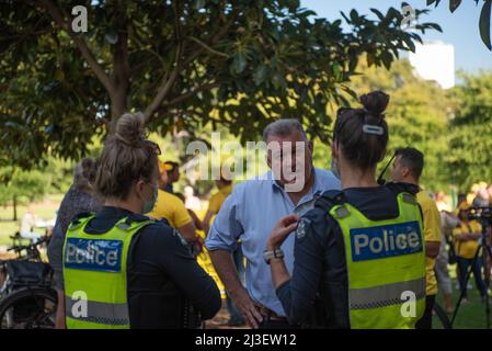 8th avril 2022, Melbourne, Australie. Le député et membre du Parti de l'Australie unie Craig Kelly s'entretient avec la police après avoir été éveillé par un chahuteur. Credit: Jay Kogler/Alay Live News Banque D'Images