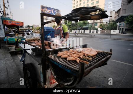 Vendeur de nourriture de rue Asok Montri Road aka soi Sukhumvit 21 Bangkok Thaïlande Banque D'Images