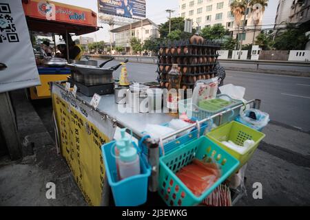 Vendeur de nourriture de rue Asok Montri Road aka soi Sukhumvit 21 Bangkok Thaïlande Banque D'Images