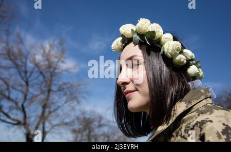 Kiev, Ukraine. 07th avril 2022. Portrait d'une mariée en uniforme militaire et avec un bouquet de roses blanches. Membres de la Défense territoriale de Kiev, Anastasiia Mokhina, 24 ans, et Viacheslav Hohlyuk, 43 ans, Marié aujourd'hui sous les lois de la loi martiale à Kiev, Ukraine. (Photo de Mykhaylo Palinchak/SOPA Images/Sipa USA) crédit: SIPA USA/Alay Live News Banque D'Images