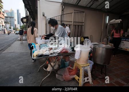 Vendeur de nourriture de rue Asok Montri Road aka soi Sukhumvit 21 Bangkok Thaïlande Banque D'Images