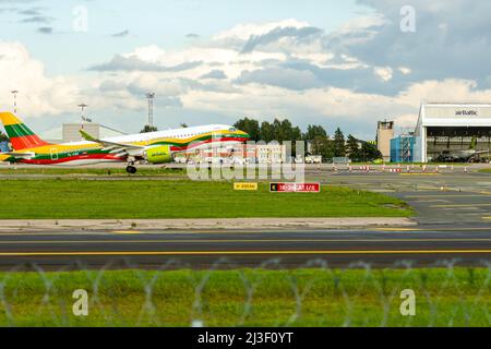 Riga, Lettonie - 19 août 2021 : avions AirBaltic Airbus A220-300 YL-CSK aux couleurs du drapeau lituanien décollage de l'aéroport de RIX Banque D'Images