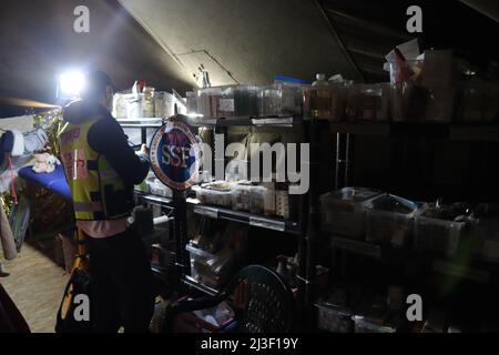 Medyka, Pologne. 6th avril 2022. Le stock de fournitures de l'organisation SFF dans leur tente de camp frontalier humanitaire Medyka. SFF est une organisation juive, basée en Israël, qui offre des services médicaux aux réfugiés. (Image de crédit : © Amy Katz/ZUMA Press Wire) Banque D'Images