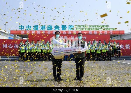 (220408) -- HONG KONG, le 8 avril 2022 (Xinhua) -- Une cérémonie de remise des installations construites dans le cadre de la première étape de la construction d'un hôpital d'urgence aidé par les autorités centrales chinoises se tient dans la région de Lok Ma Chau Loop à Hong Kong, dans le sud de la Chine, le 7 avril 2022. Les installations construites au cours de la première étape de la construction d'un hôpital d'urgence, avec l'aide des autorités centrales chinoises, ont été remises jeudi aux départements concernés de la région administrative spéciale de Hong Kong. Les installations terminées comprennent 500 lits à pression négative, dont 32 unités de soins intensifs et deux Banque D'Images