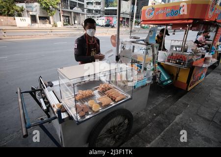 Vendeur de nourriture de rue Asok Montri Road aka soi Sukhumvit 21 Bangkok Thaïlande Banque D'Images