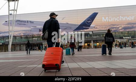 Munich, Allemagne. 08th avril 2022. Les passagers aériens se rendent au terminal de départ 2 de l'aéroport de Munich. Credit: Peter Kneffel/dpa/Alay Live News Banque D'Images