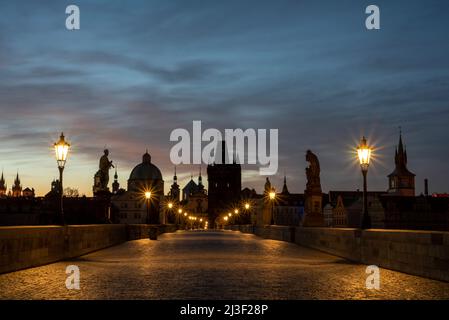 Prag, République tchèque. 08th avril 2022. Le pont Charles est encore déserté peu avant le lever du soleil. Pendant la journée, la structure historique est l'une des attractions les plus populaires pour les touristes à Prague. Credit: Stephan Schulz/dpa-Zentralbild/ZB/dpa/Alay Live News Banque D'Images