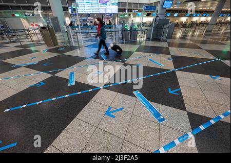 Munich, Allemagne. 08th avril 2022. Un passager d'une compagnie aérienne se rend à un poste de contrôle de sécurité à l'aéroport de Munich. Credit: Peter Kneffel/dpa/Alay Live News Banque D'Images