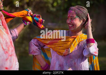 Joyeux jeune couple indien appréciant le festival Holi avec la danse Banque D'Images