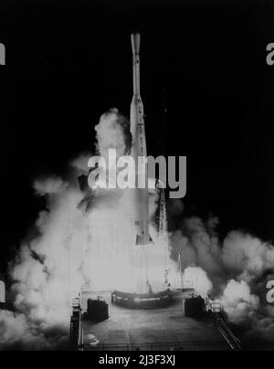 CAPE CANAVERAL, États-Unis - 10 juillet 1962 - Un Thor/Delta lance le satellite Telstar 1 à partir du complexe de lancement 17B de la station de la Force aérienne de Cape Canaveral, juillet 10 Banque D'Images