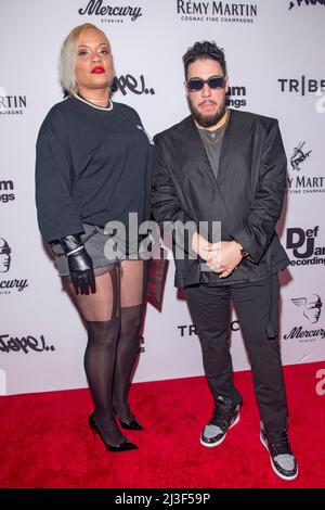 New York, États-Unis. 07th avril 2022. Bronx Queen et Bronx Native assistent à la première mondiale de « Mixtape » au United Palace Theatre de New York. Crédit : SOPA Images Limited/Alamy Live News Banque D'Images