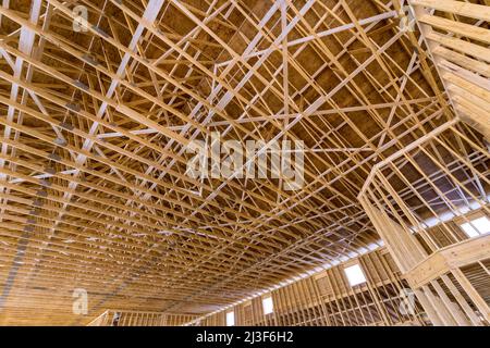 Début non fini de construction de fermes de toit avec la construction de maison le cadre de la maison Banque D'Images