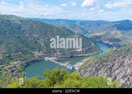 Vue aérienne de la centrale électrique de Valeira dans la vallée du Douro, portugal. Banque D'Images