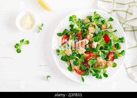 Salade César avec viande de poulet grillée, tomate fraîche, croûtons, laitue agneaux et parmesan. Déjeuner sain. Vue de dessus Banque D'Images