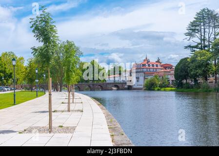 Ponte de Trajano se reflète sur la rivière Tamega à Chaves, Portugal. Banque D'Images