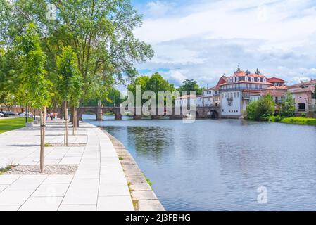 Ponte de Trajano se reflète sur la rivière Tamega à Chaves, Portugal. Banque D'Images